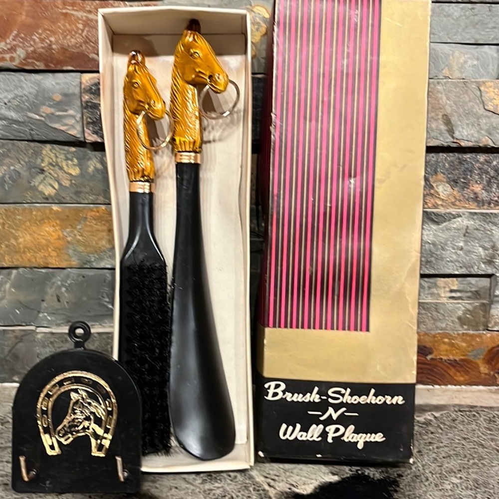 Vintage Sea Horse Shoehorn & Brush Florida Wall Plaque plastic Original Box